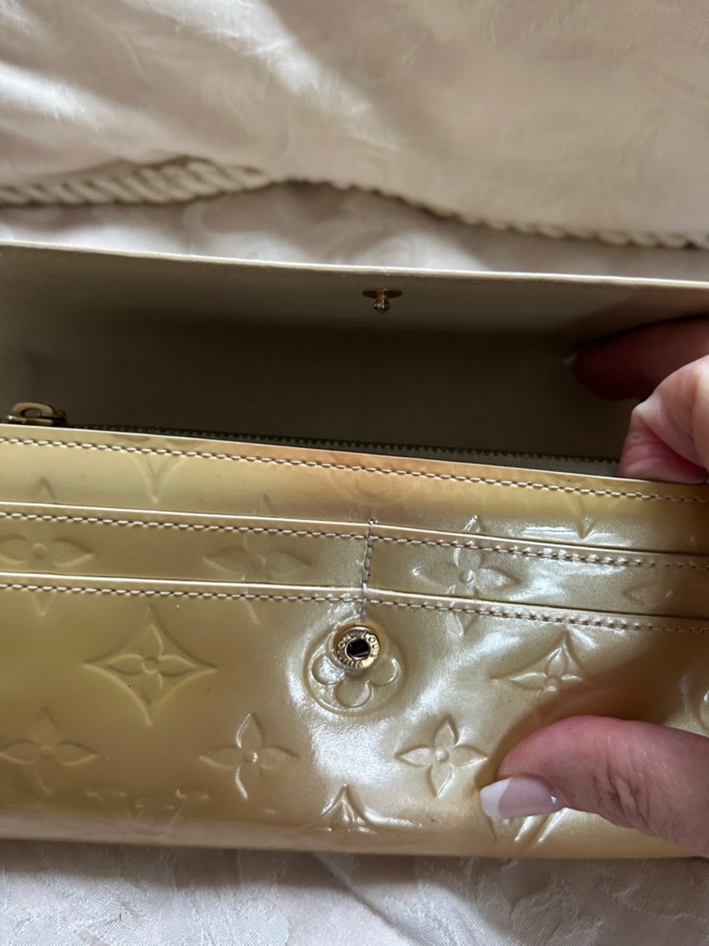 7010. ✨LUXURY✨ Louis Vuitton Authentic Vernis Monogram Wallet - Yellow Patent - Picture 6 of 14
